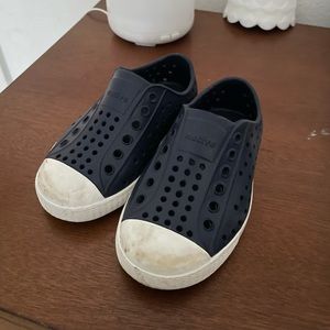Native toddler shoes size C 7